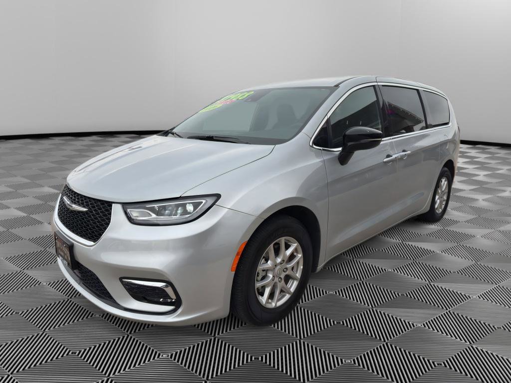 Used 2026 Chrysler Pacifica Select image 7