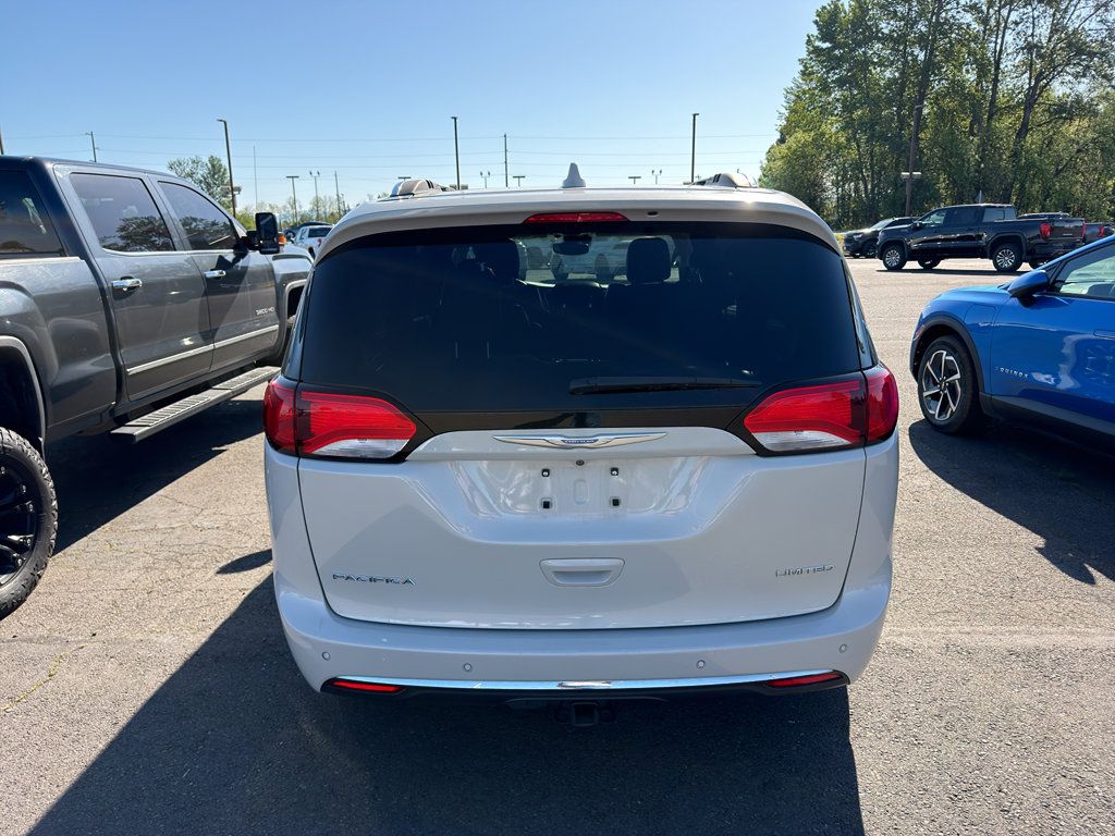 Used 2017 Chrysler Pacifica Limited FWD image 5