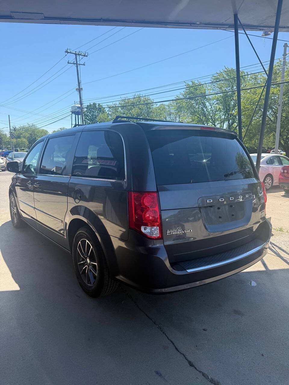 Used 2017 Dodge Grand Caravan SXT FWD image 4