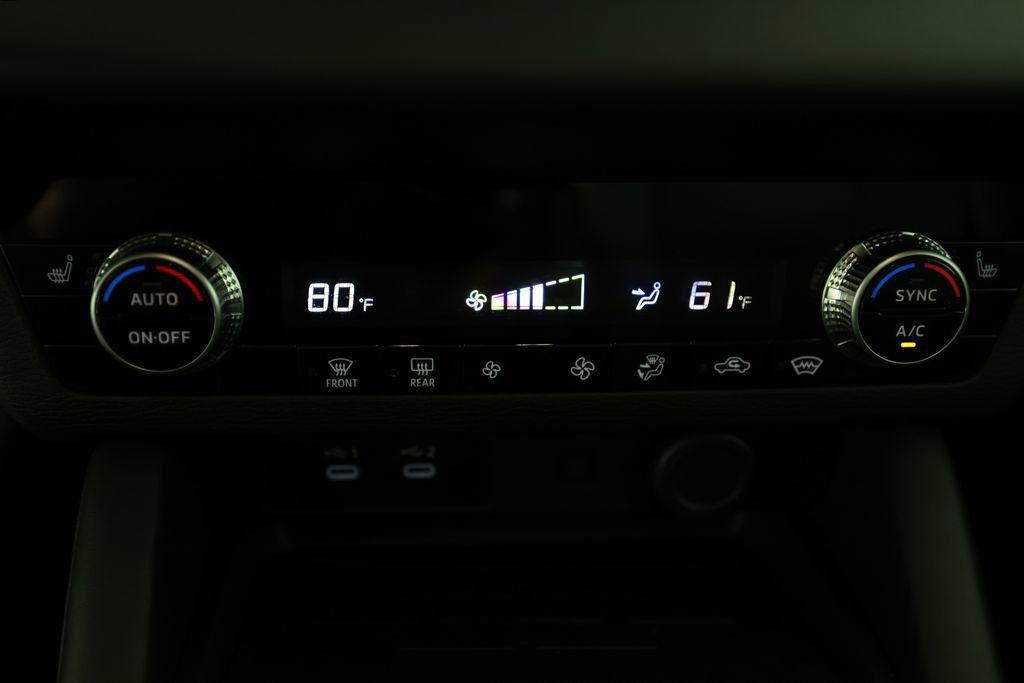 Used 2025 Mitsubishi Outlander SE image 27