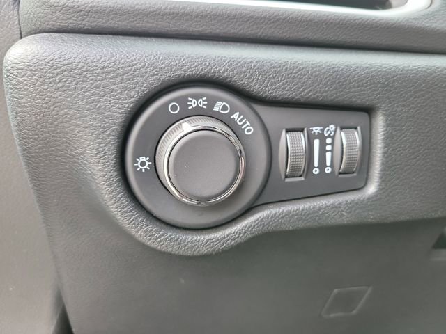 Used 2025 Chrysler Voyager LX image 28