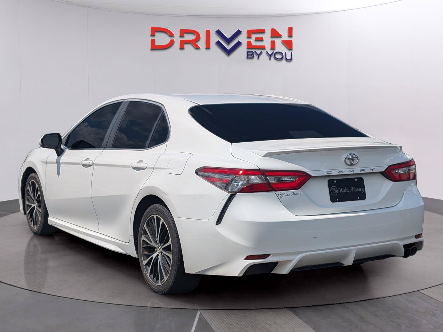 Used 2018 Toyota Camry SE w/ Convenience Package FWD image 3