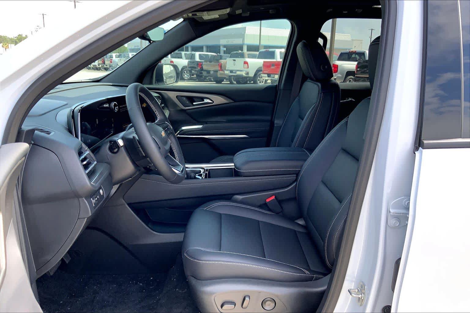 Used 2026 Chevrolet Traverse LT w/ Sun and Wheel Package FWD image 10