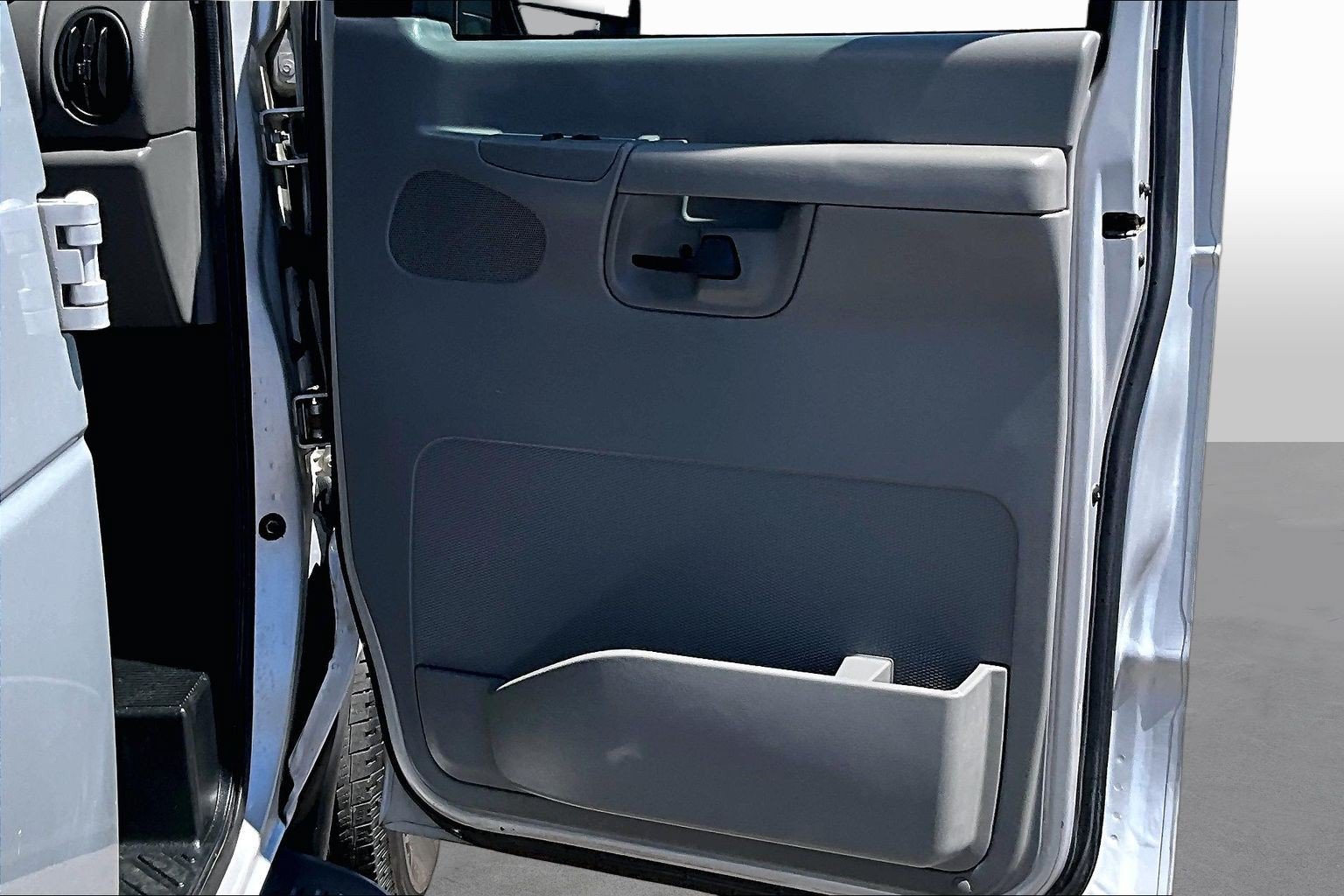 Used 2005 Ford E-350 and Econoline 350 XL RWD image 18