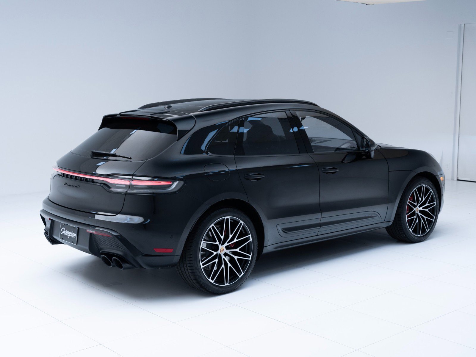 Certified 2025 Porsche Macan GTS image 9