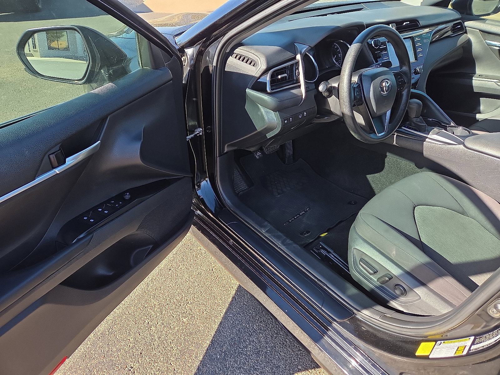 Used 2020 Toyota Camry LE image 10