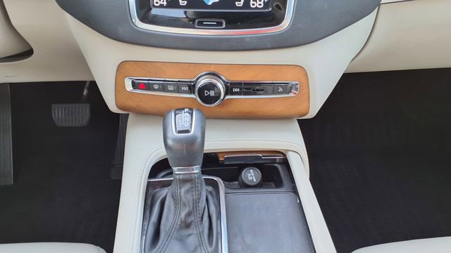 Certified 2021 Volvo XC90 T6 Momentum w/ Climate Package image 31