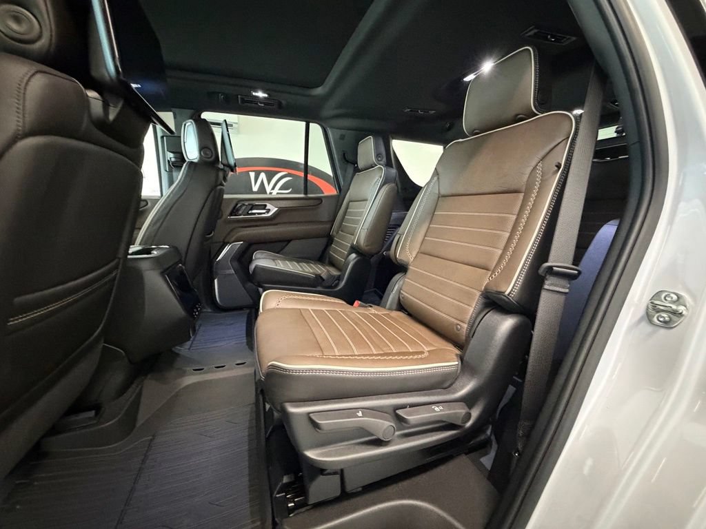 New 2026 GMC Yukon Denali Ultimate w/ LPO, Floor Liner Package AWD/4WD image 9