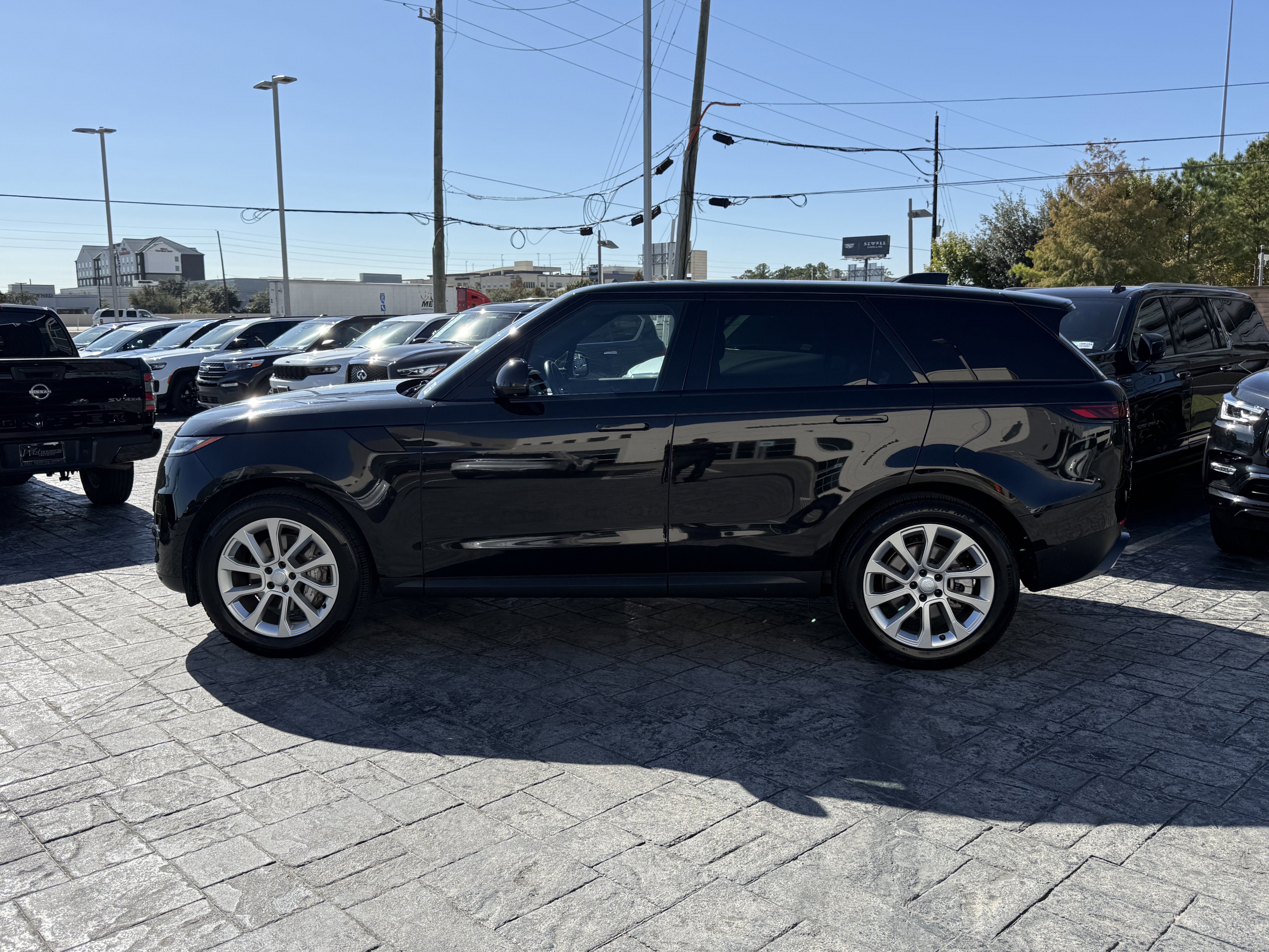 Used 2025 Land Rover Range Rover Sport SE image 4