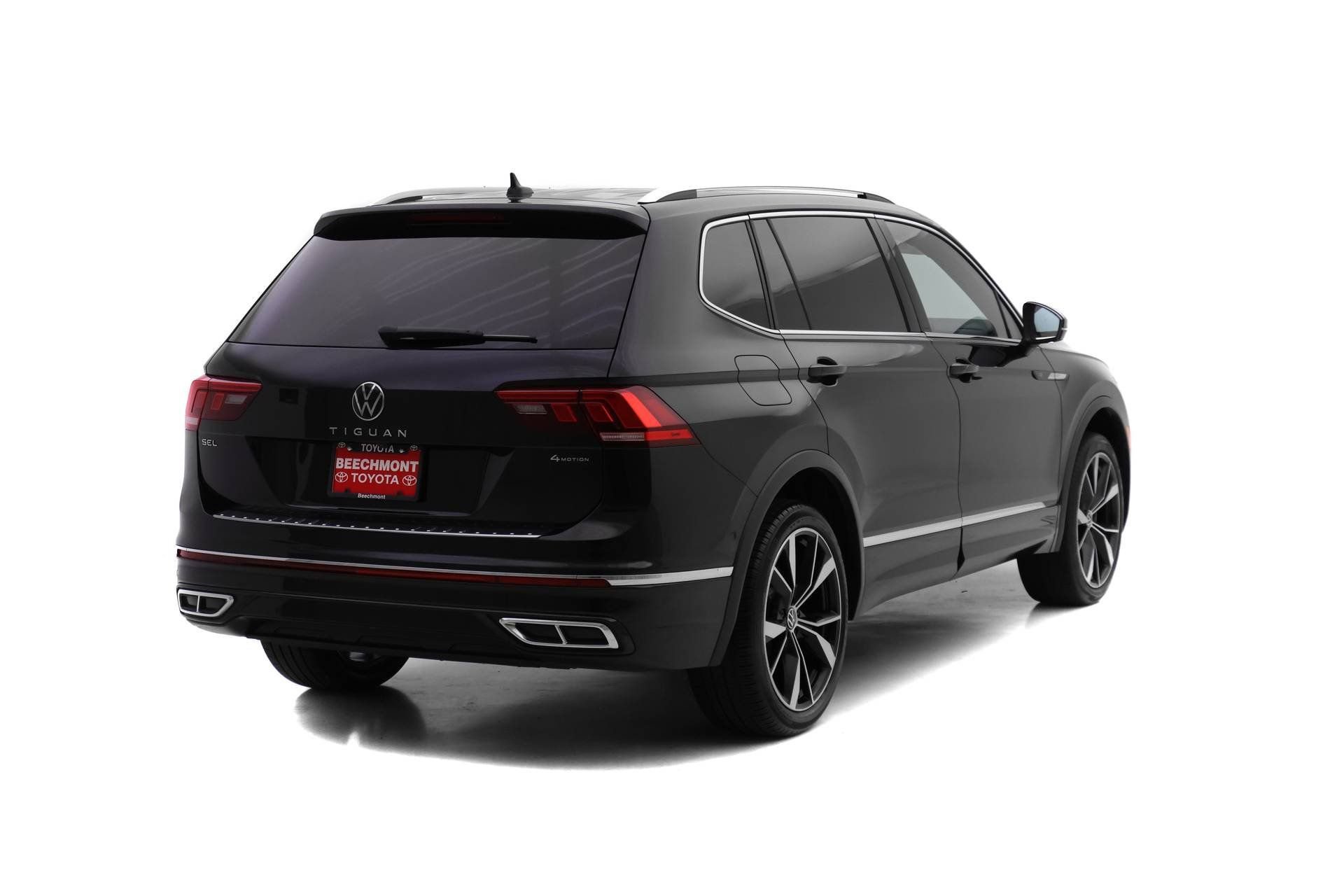 Used 2022 Volkswagen Tiguan SEL R-Line image 2