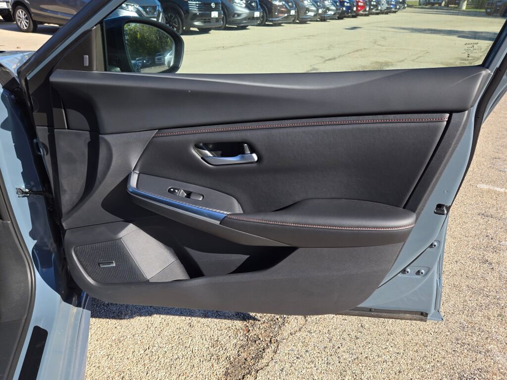 Used 2025 Nissan Sentra SR w/ SR Premium Package image 6