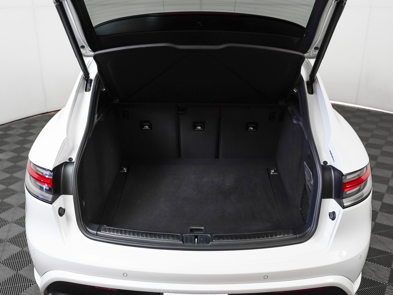 Certified 2024 Porsche Macan image 28