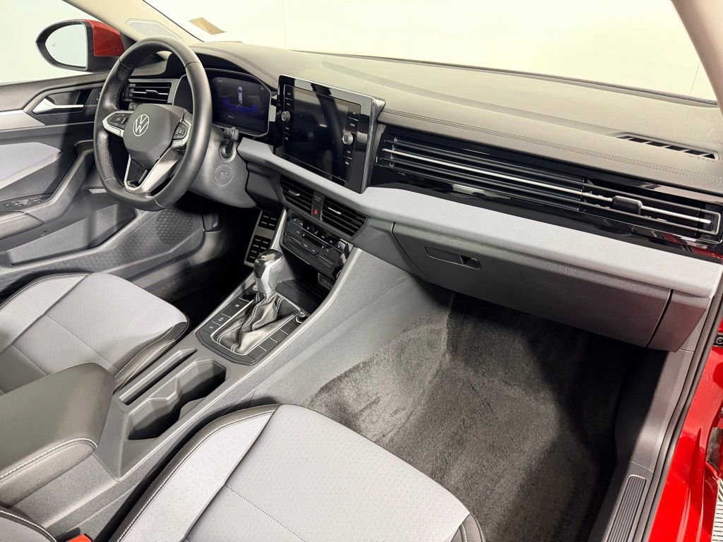 Used 2025 Volkswagen Jetta SE image 30