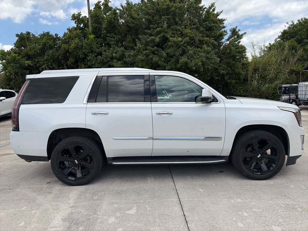 Used 2018 Cadillac Escalade Luxury AWD/4WD image 2