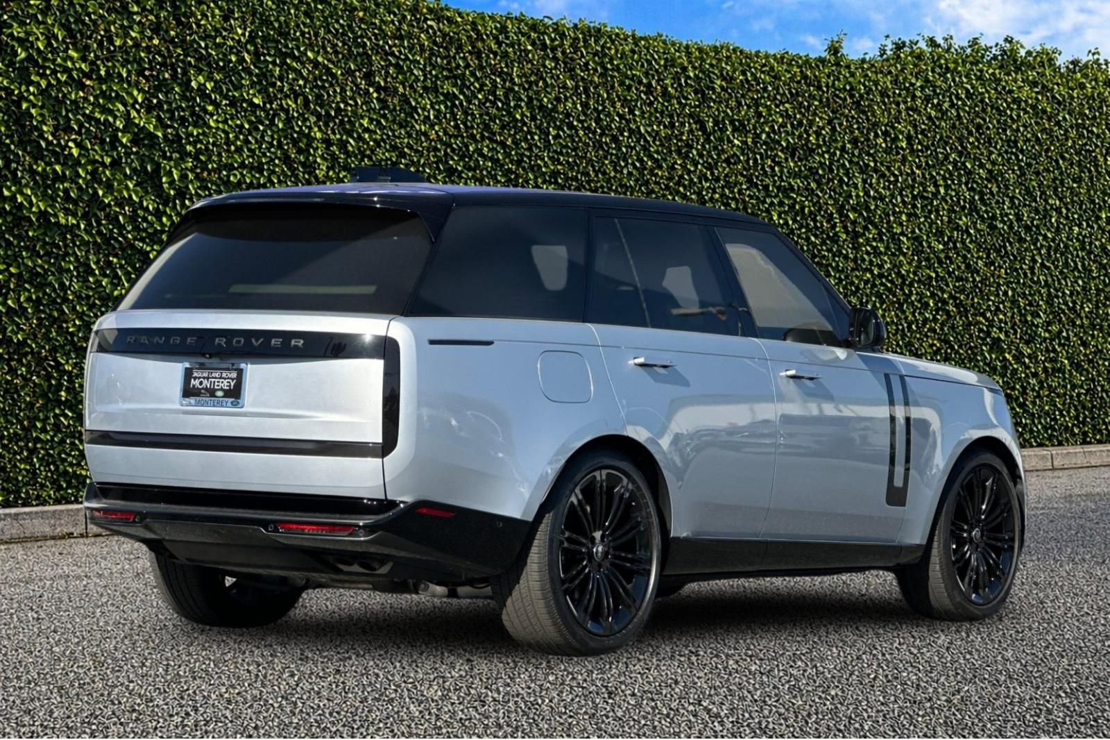 Used 2025 Land Rover Range Rover SE AWD/4WD image 4
