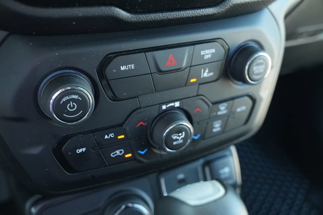 Used 2022 Jeep Renegade Latitude AWD/4WD image 35