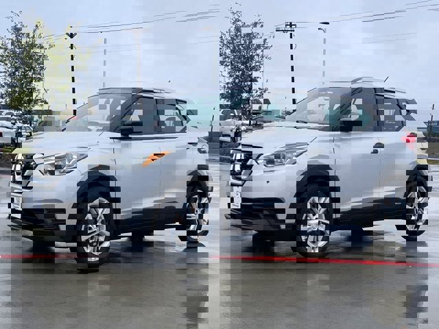 Used 2020 Nissan Kicks S image 2