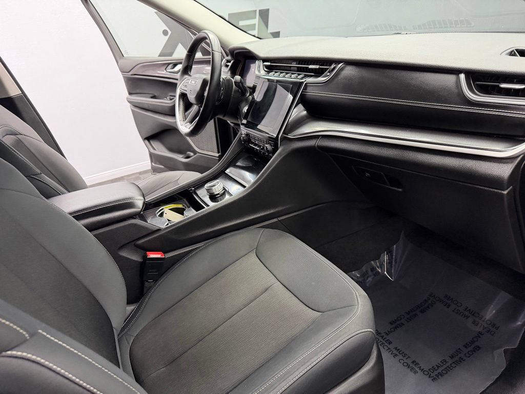 Used 2022 Jeep Grand Cherokee Laredo w/ Luxury Tech Group I RWD image 52