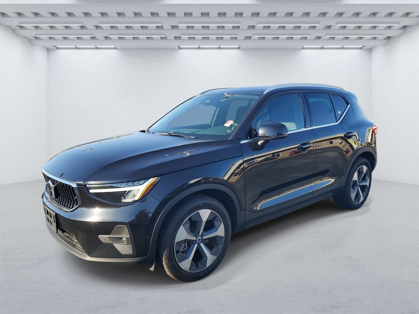 Used 2023 Volvo XC40 B5 Plus w/ Driver Assist Package image 2