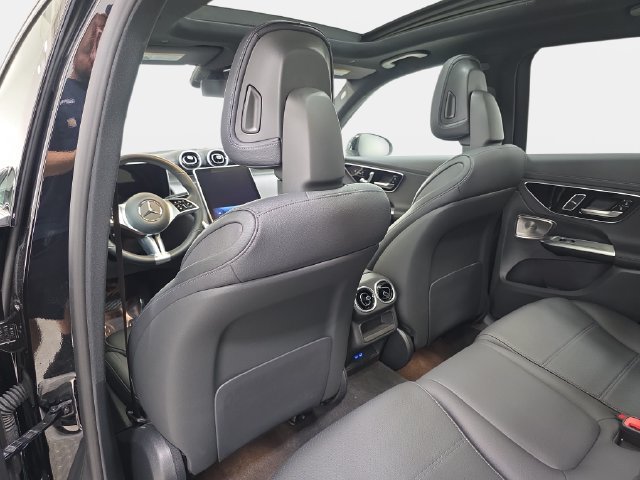 Used 2024 Mercedes-Benz GLC 300 4MATIC image 12