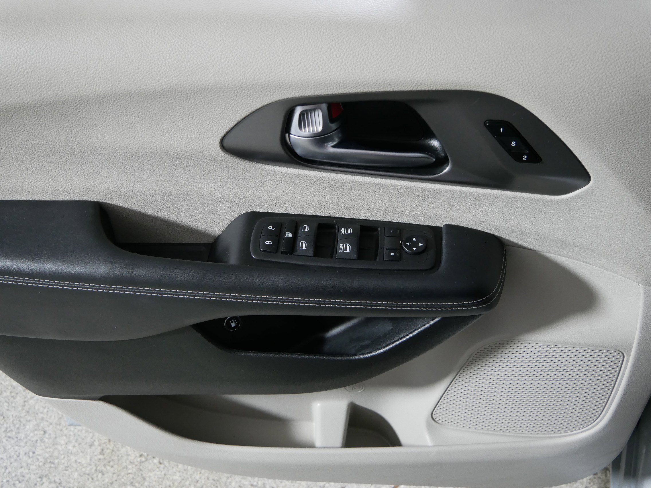 Used 2023 Chrysler Pacifica Touring-L FWD image 19