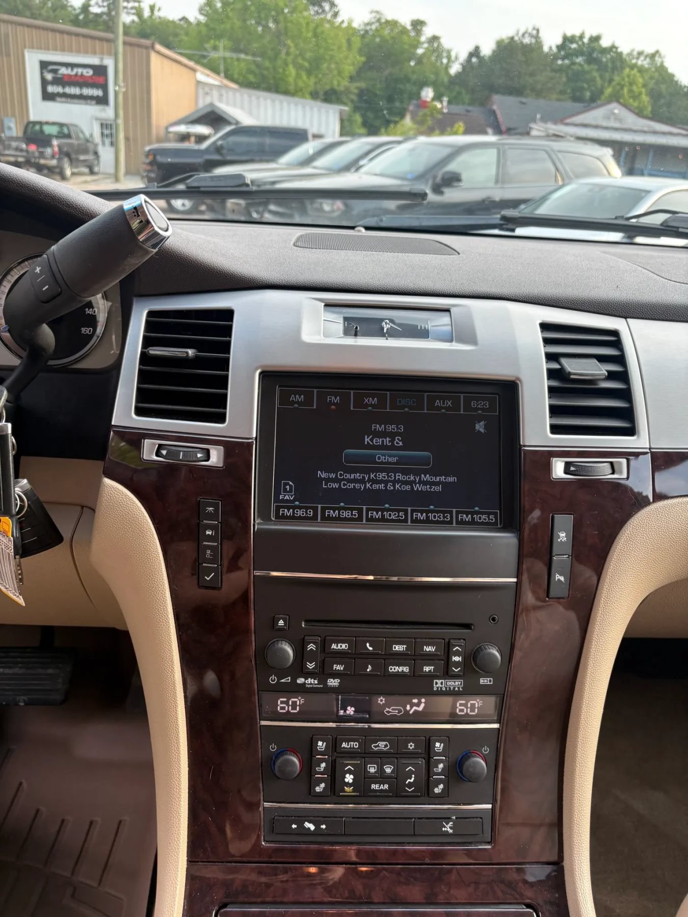 Used 2011 Cadillac Escalade Premium AWD/4WD image 15