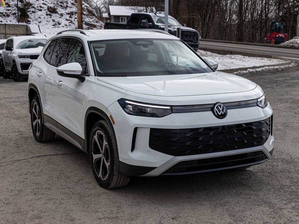 Used 2025 Volkswagen Tiguan SE image 3