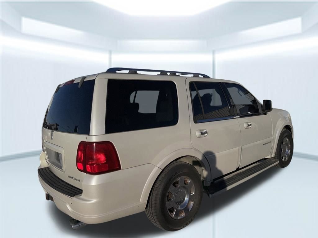 Used 2005 Lincoln Navigator Luxury image 18