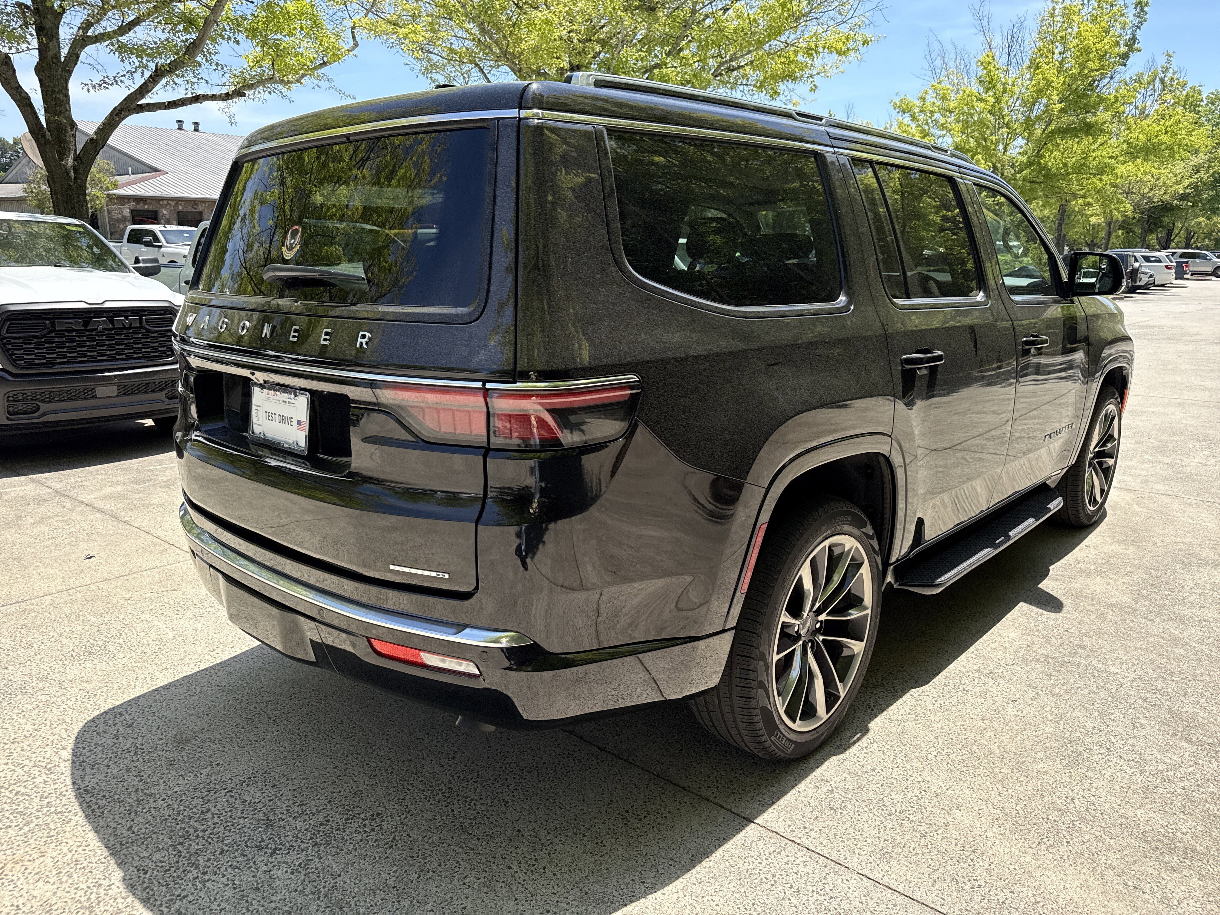 Used 2024 Jeep Wagoneer Series II w/ Premium Group I RWD image 7