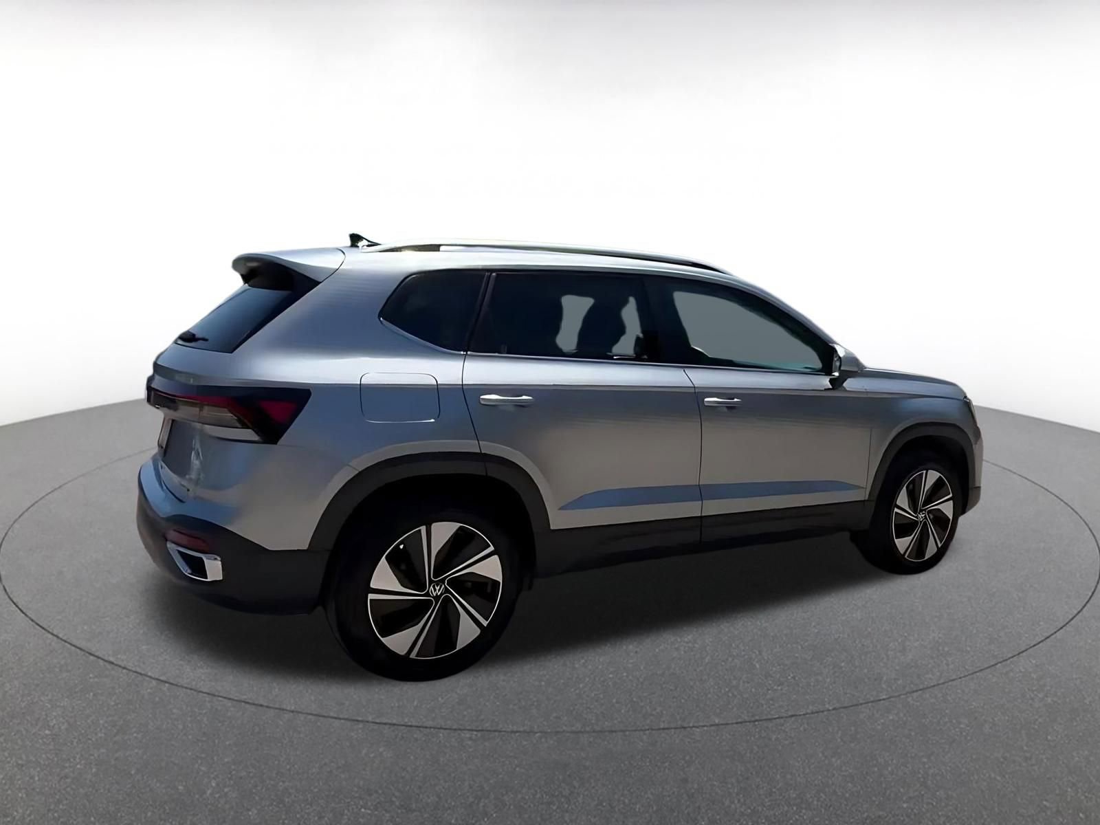 Used 2025 Volkswagen Taos SE AWD/4WD image 14