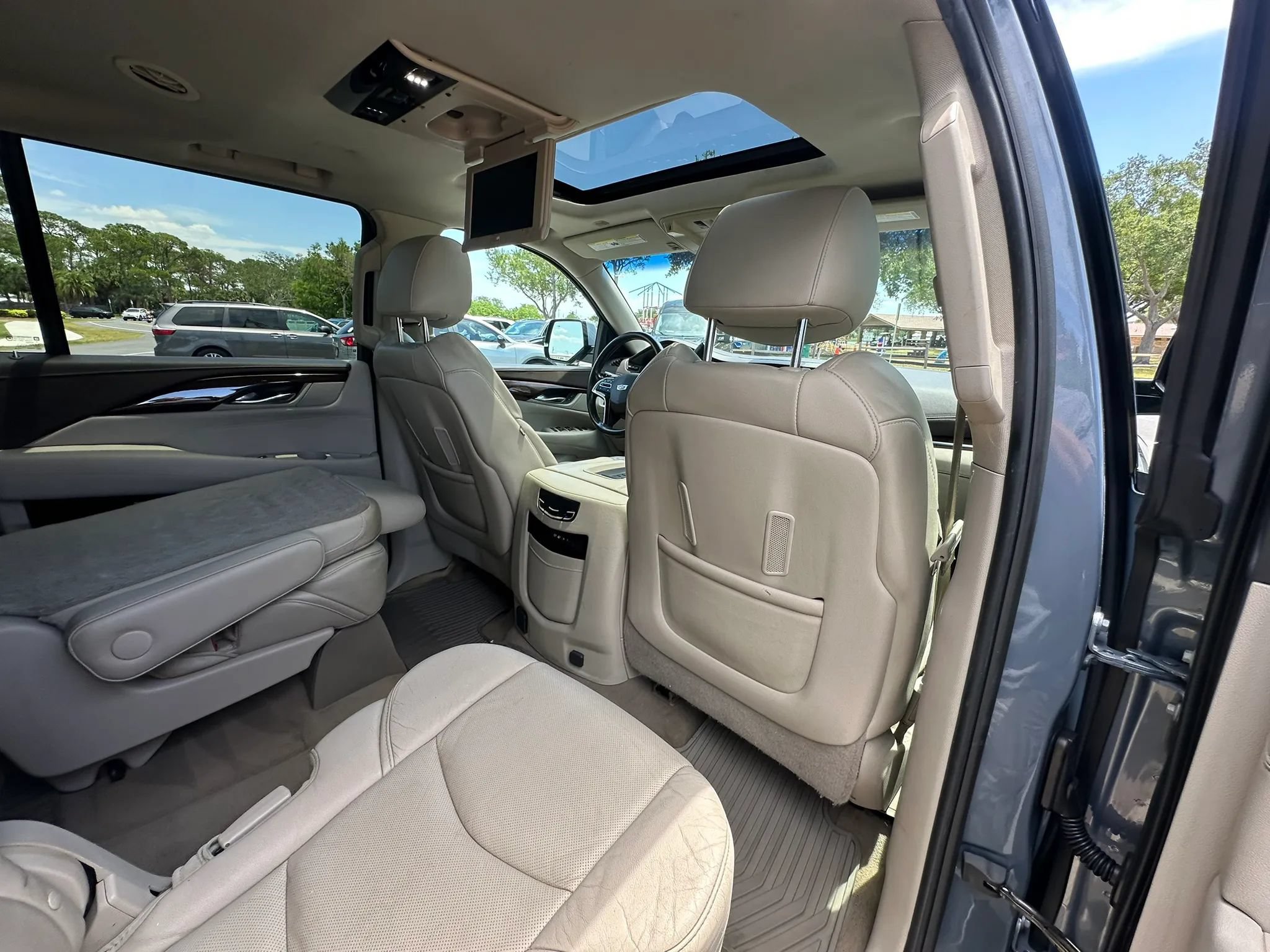 Used 2016 Cadillac Escalade ESV Luxury AWD/4WD image 29