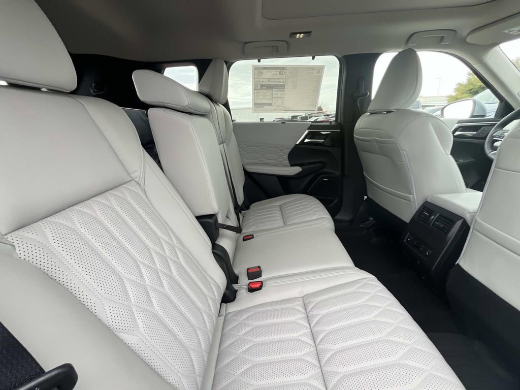 New 2026 Mitsubishi Outlander SEL FWD image 16