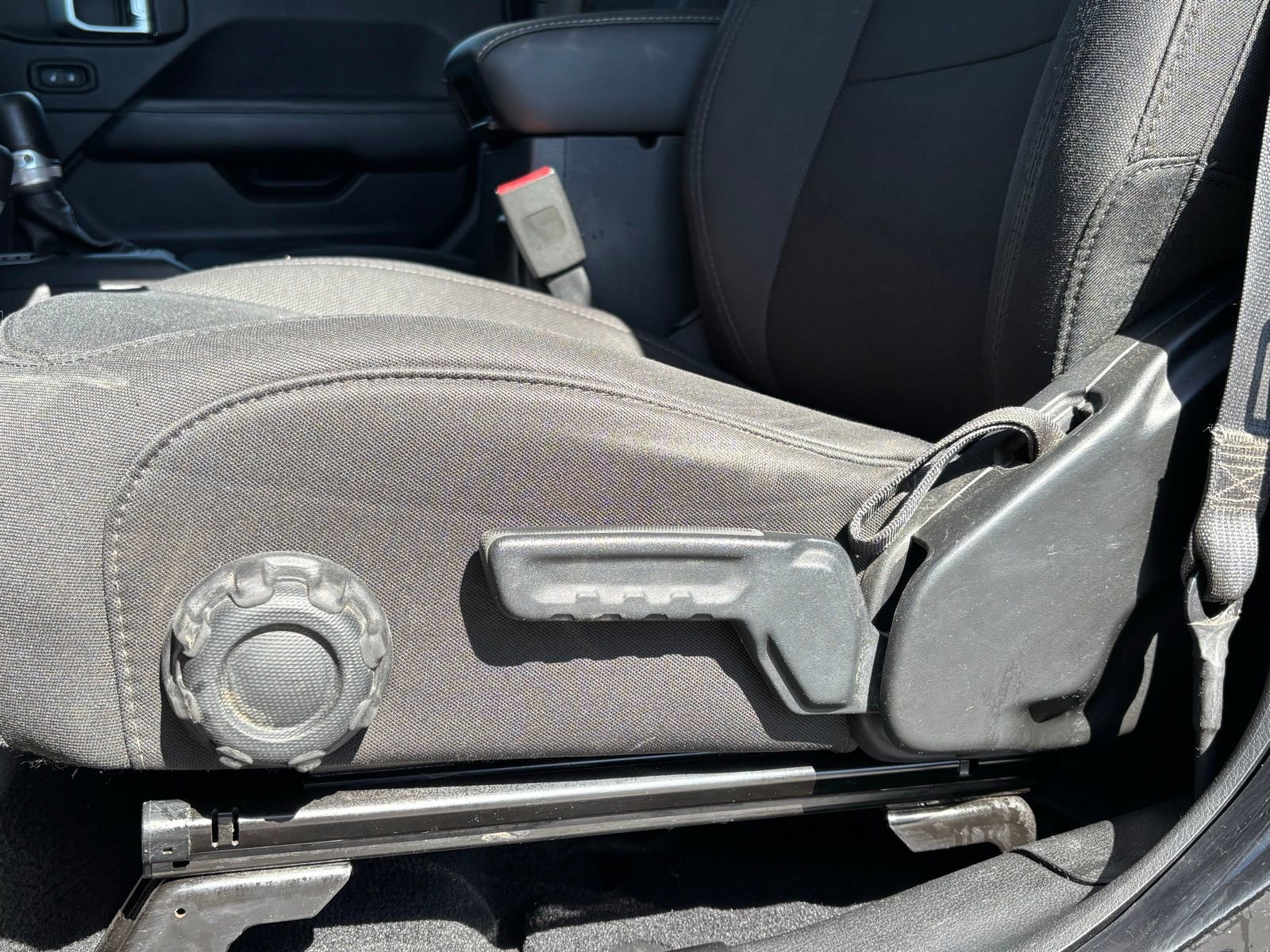 Used 2018 Jeep Wrangler Unlimited Sahara w/ Uconnect 4C Nav & Sound Group AWD/4WD image 12