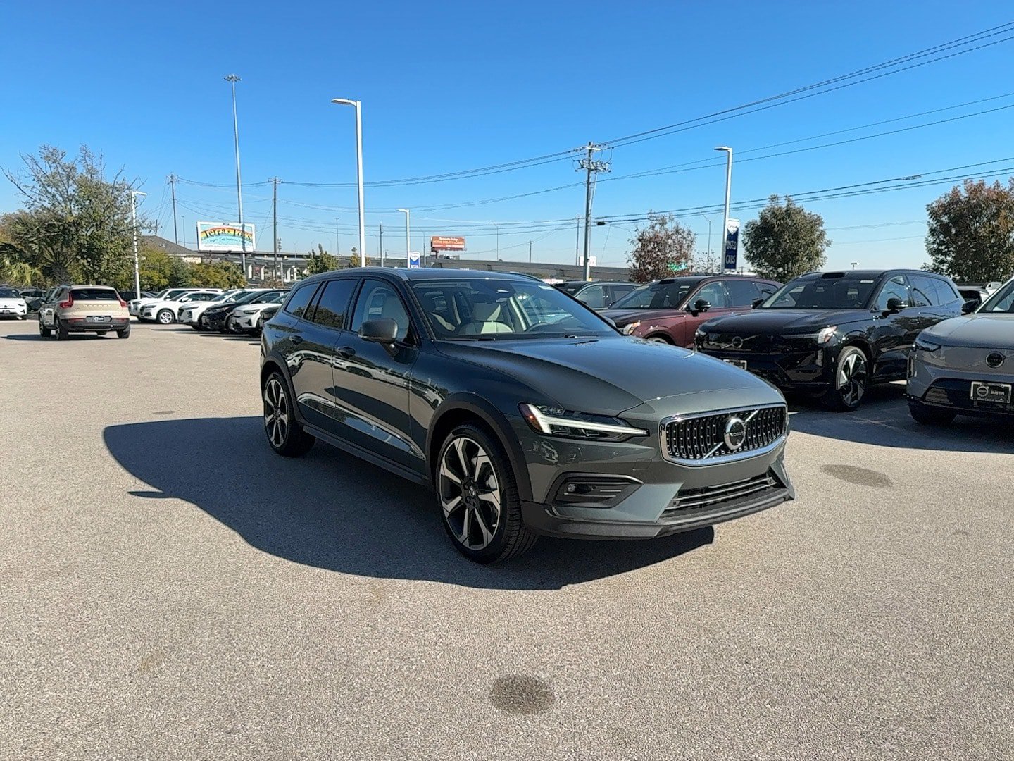 New 2026 Volvo V60 B5 Cross Country Plus w/ Climate Package AWD/4WD image 7