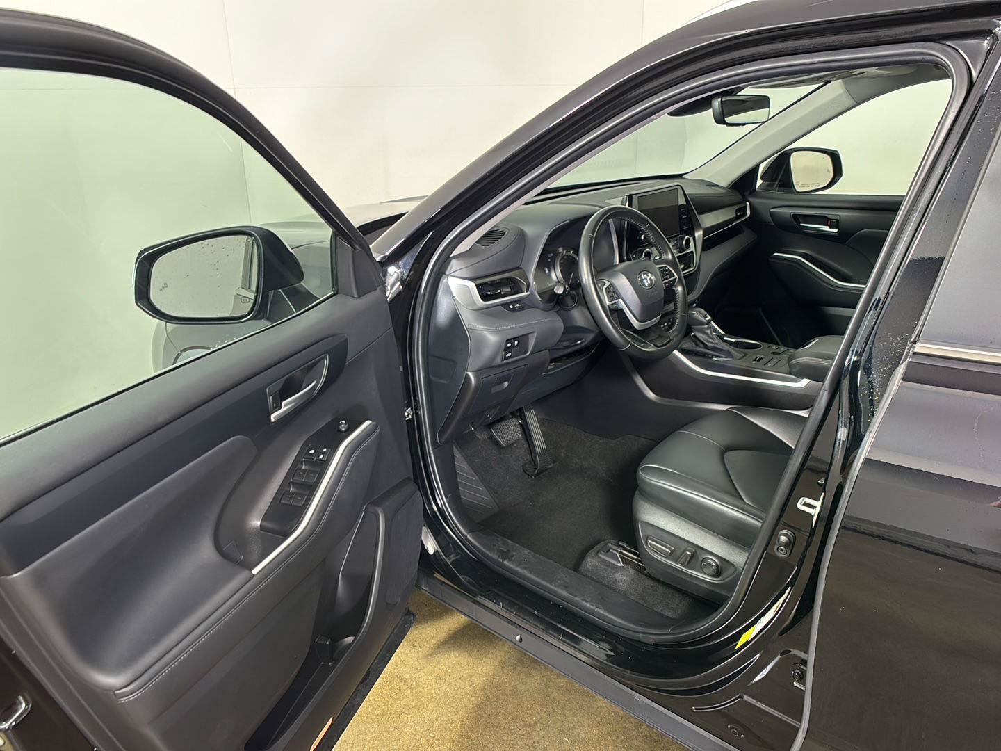 Used 2024 Toyota Highlander XLE AWD/4WD image 2