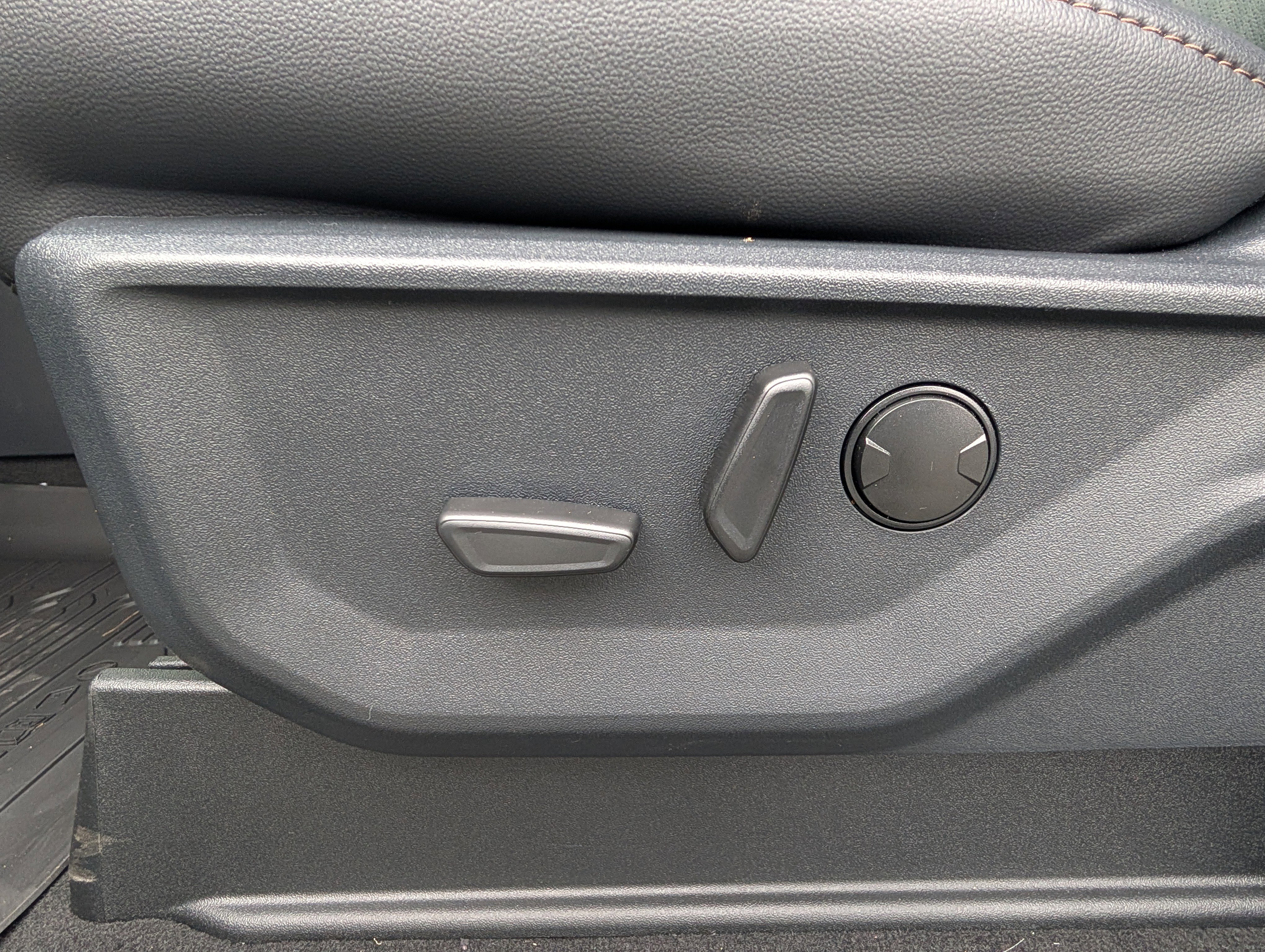 New 2026 Ford F250 Lariat w/ Black Appearance Package image 19