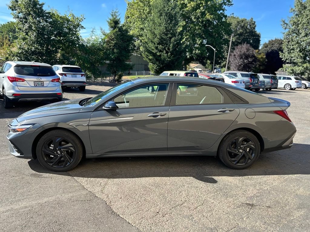 Used 2026 Hyundai Elantra Sport FWD image 11