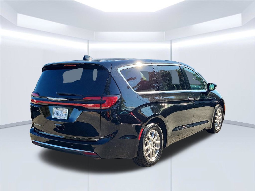 Used 2024 Chrysler Pacifica Touring-L FWD image 6