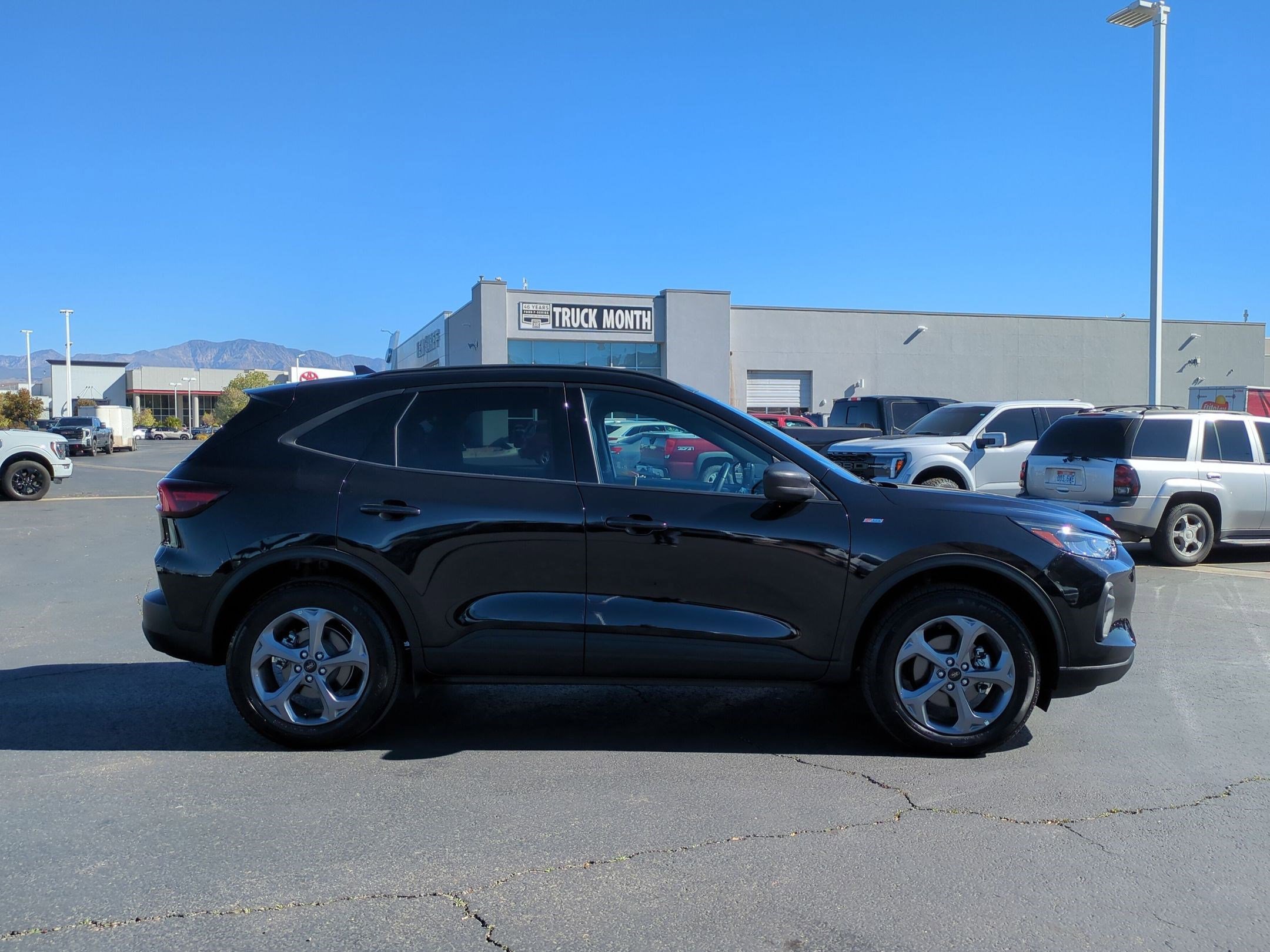 Used 2025 Ford Escape ST-Line image 2