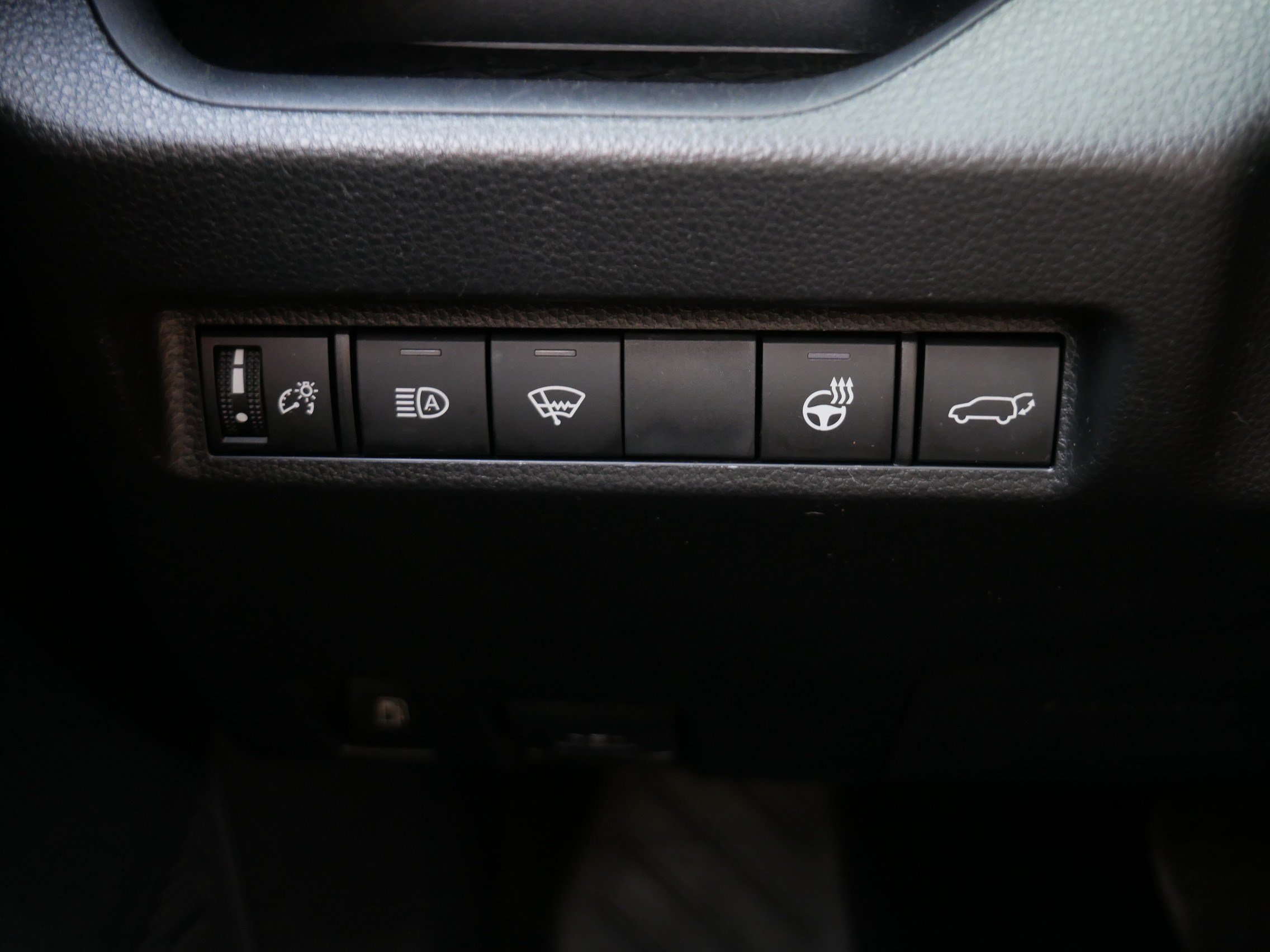 Used 2022 Toyota RAV4 XLE Premium AWD/4WD image 27