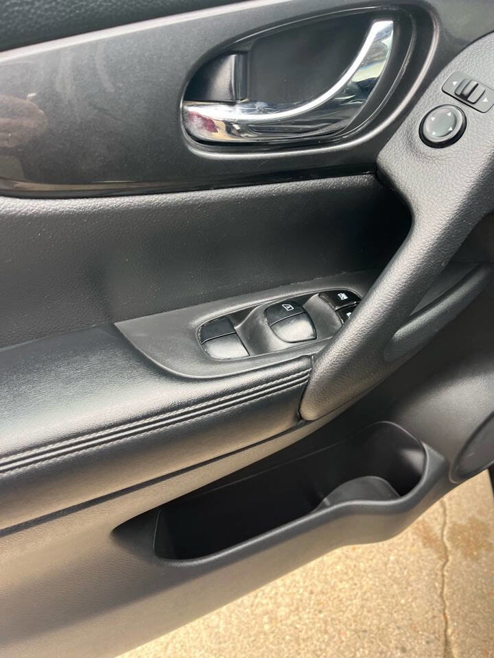 Used 2017 Nissan Rogue SV image 17