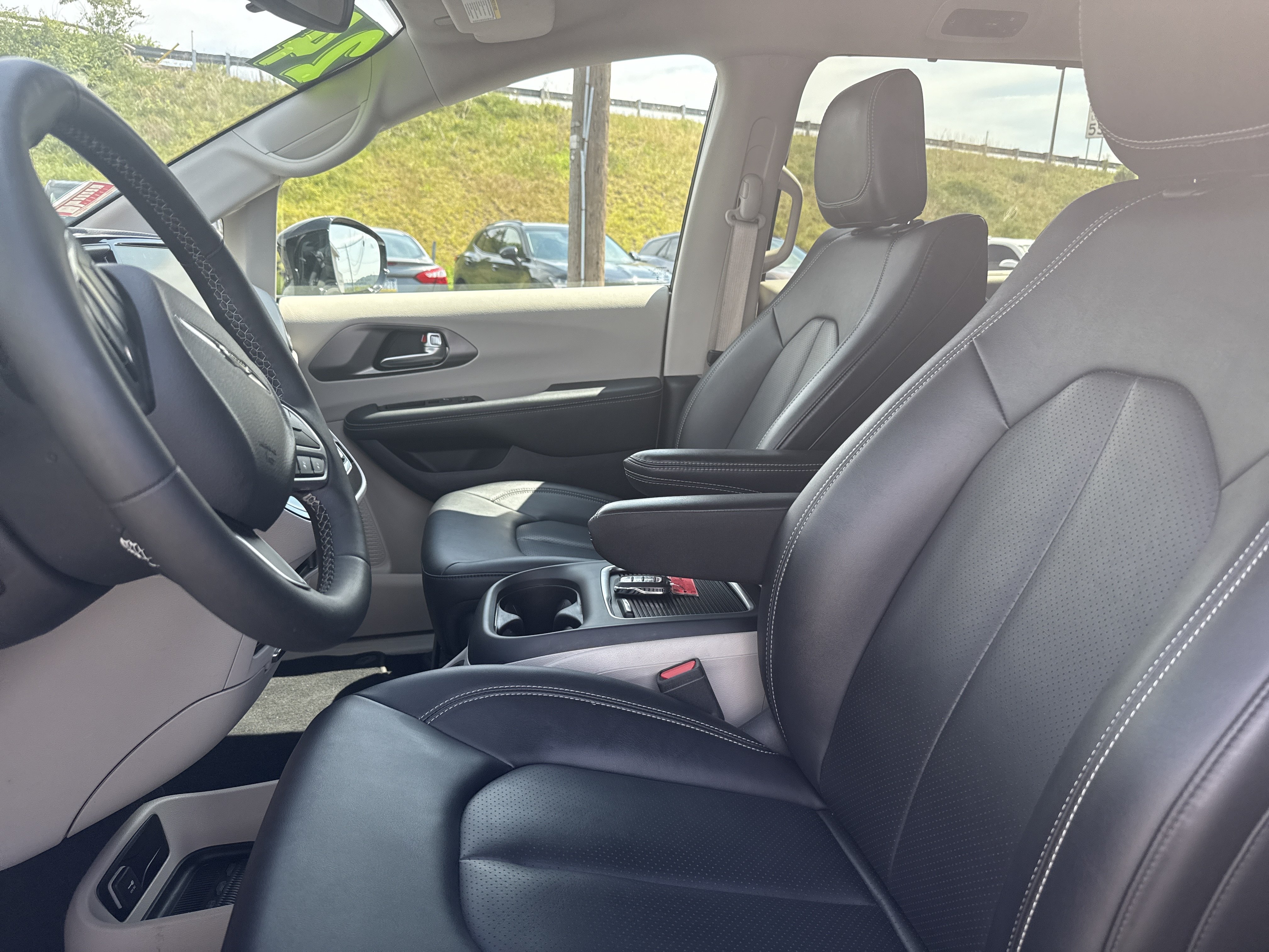 Used 2024 Chrysler Pacifica Touring-L FWD image 11