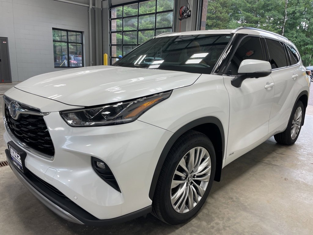 Used 2024 Toyota Highlander Platinum image 4