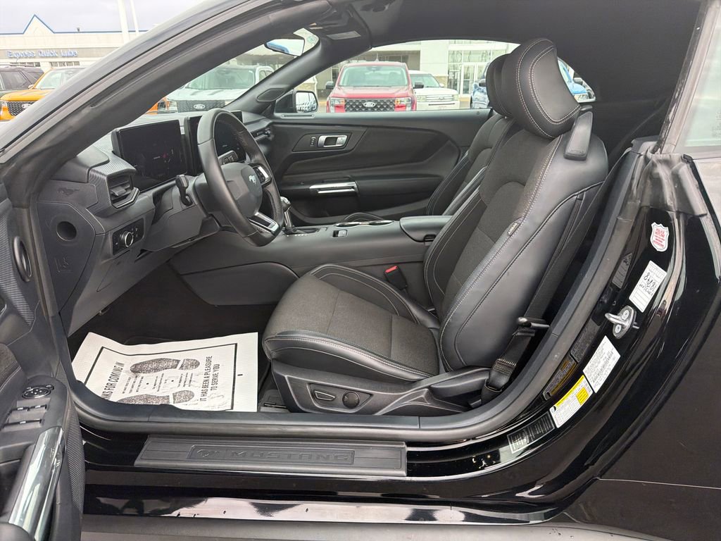 Used 2024 Ford Mustang Convertible image 9