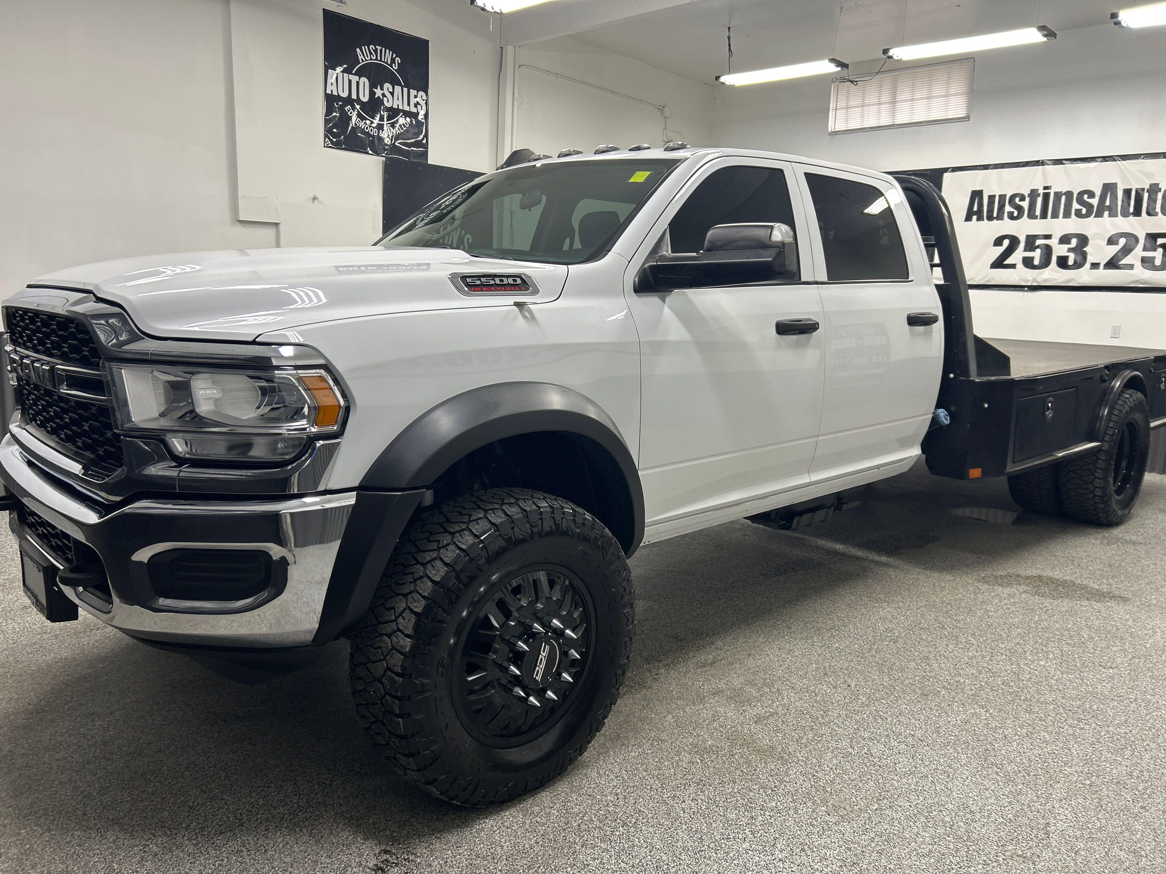Used 2020 RAM 5500 Tradesman w/ Chrome Appearance Group AWD/4WD image 3