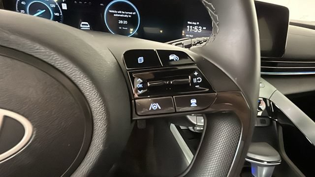 Certified 2025 Hyundai Elantra Limited FWD image 17