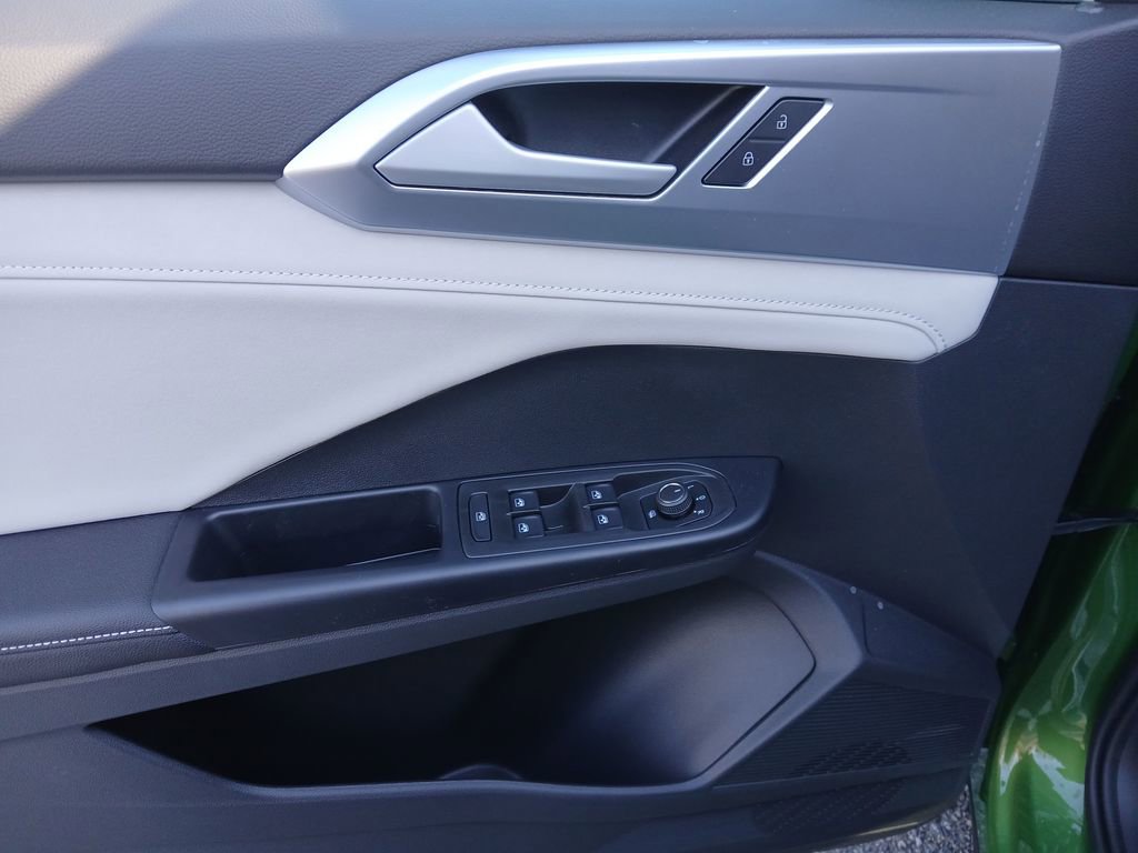 New 2026 Volkswagen Taos SE image 11