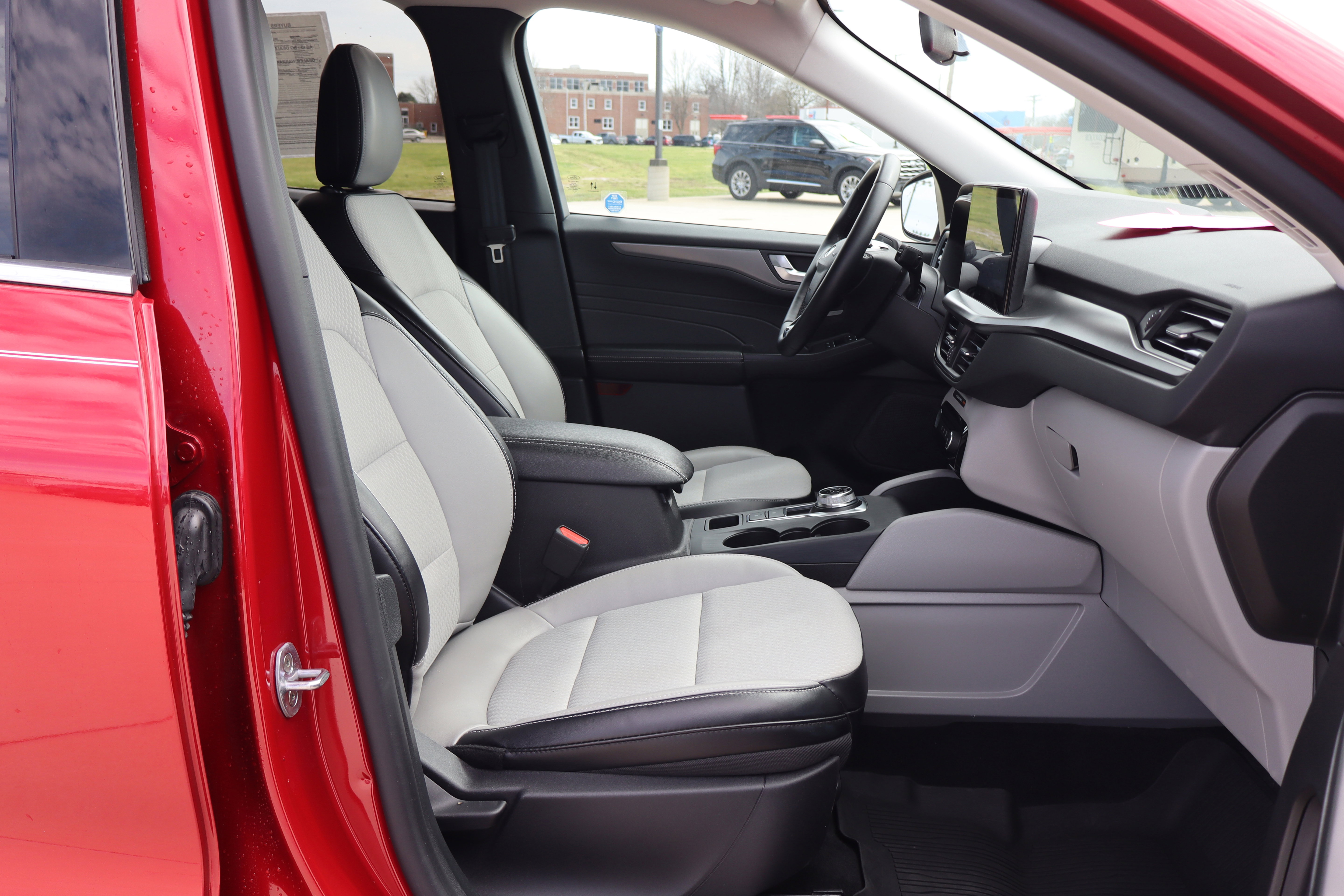 Used 2025 Ford Escape SE image 13