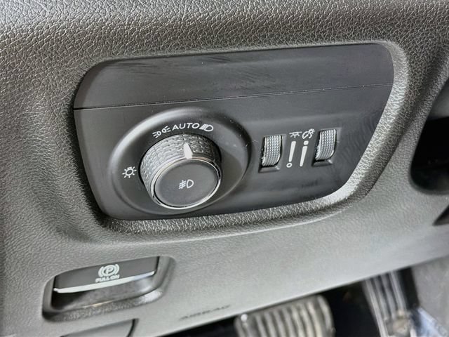 Used 2023 Jeep Grand Cherokee L Limited w/ Black Appearance Package AWD/4WD image 10