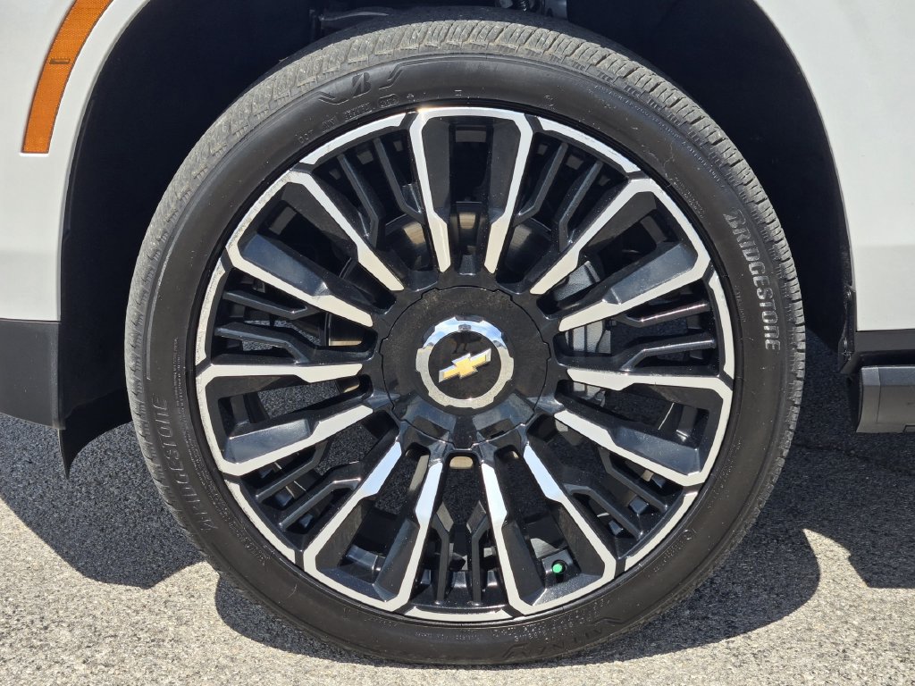 Certified 2025 Chevrolet Suburban High Country AWD/4WD image 12